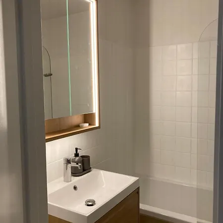 Large 1 Bedroom - Free Parking - Dream Views- * 로이커바드